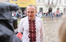 Фото 2: У Львові на пл. Ринок триває «Обливаний понеділок»