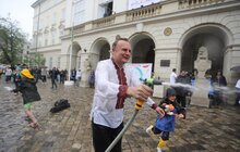 Фото 3: У Львові на пл. Ринок триває «Обливаний понеділок»