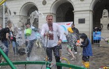 Фото 22: У Львові на пл. Ринок триває «Обливаний понеділок»