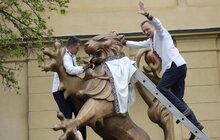 Фото 6: Найбільшого львівського лева вже одягнули у вишиванку