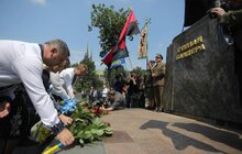 Фото 1: У День Героїв у Львові поклали квіти до пам’ятника Степану Бандері та інших захисників України