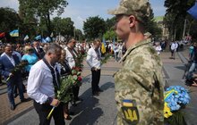 Фото 4: У День Героїв у Львові поклали квіти до пам’ятника Степану Бандері та інших захисників України