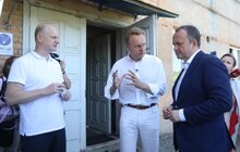 Фото 1: Мер Львова спільно з міністром екології оглянули очисні споруди, де працівники продемонстрували технологію очищення стічних вод від поліетилену