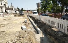 Фото 9: На пл. Двірцевій встановлюють гранітні бордюри пішохідної частини та розпочинають облаштовувати фундамент для нового фонтану