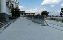 Фото 2: На пл. Двірцевій встановили делініатори