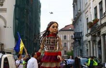 Фото 11: Андрій Садовий подарував ляльці-символу дітей-біженців прапор України