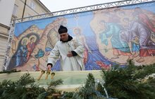 Фото 9: У Львові на площі Ринок освятили воду: упродовж дня охочі можуть прийти і набрати її з резервуара