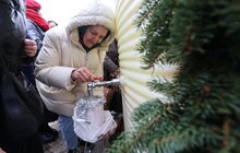 Фото 17: У Львові на площі Ринок освятили воду: упродовж дня охочі можуть прийти і набрати її з резервуара