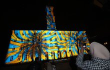 Фото 8: До річниці повномасштабної війни в Україні, швейцарський митець Геррі Хофштеттер підсвітив будівлі у Львові