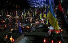 Фото 17: У Львові в пам’ять про українських Героїв у небо запустили символічні світлові промені