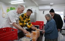 Фото 9: Відомий шеф-кухар Євген Клопотенко вже два місяці привозить їжу для переселенців у модульні містечка Львова (відео)