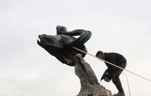 Фото 7: Скульптуру «Русалка Дністрова» демонтували і везуть до Львова