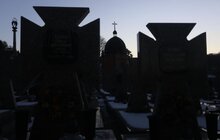 Фото 6: Мер Львова зі синами та дружиною зранку вшанував новітніх Героїв на Личакові