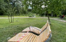 Фото 8: Стільці, лавки та лежаки: у львівських парках встановлюють вуличні меблі