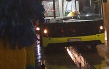 Фото 5: Комунальні служби продовжують дезінфікувати місто: миють вулиці, тротуари, зупинки транспорту, сходові клітки будинків