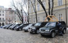 Фото 10: На пл Ринок без жодного погодження припаркували 10 машин 