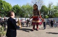 Фото 4: Майже 4-метрова лялька Амаль відвідала містечко для переселенців у Львові та прогулялася Стрийським парком