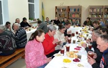 Фото 5: На Святвечір бездомні спільно розділили трапезу за різдвяним столом
