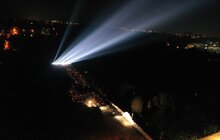 Фото 2: В пам’ять про українських Героїв у небо запустили символічні світлові промені