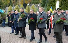 Фото 4: Урочисте покладання квітів та запалювання лампадок на Полі почесних поховань №76 Личаківського кладовища