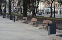 Фото 15: На пр Свободи облаштували 30 нових лавок та 15 урн