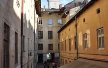 Фото 5: «Наше завдання – відновлювати будівлі, дворики», - А.Садовий під час огляду відреставрованої сходової клітки в будинку на вул Театральній, 12