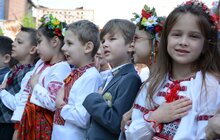 Фото 9: У школах міста урочисто святкують закінчення навчального року