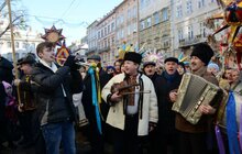 Фото 6: Звізду Миру та десятки інших різдвяних зірок пронесли Львовом учасники Ходи звіздарів