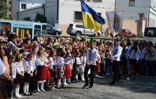 Фото 28: У школах міста урочисто святкують закінчення навчального року