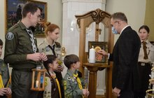 Фото 14: Пластуни передали міському голові Львова Вифлеємський вогонь миру