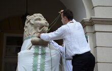 Фото 6: У Львові левів біля міської Ратуші вдягнули у вишиванки з нагоди Всесвітнього Дня Вишиванки