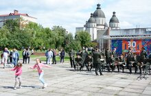 Фото 6: На площі перед ліцеєм ім. В. Симоненка сьогодні відбуваються святкові заходи