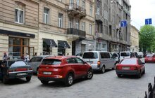 Фото 10: Порушення правил паркування стає причиною значних заторів на дорогах Львова