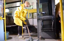 Фото 6: Дезінфекція електротранспорту продовжується: миття відбувається щоночі, а у вагонах встановлені дезінфікатори
