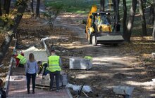 Фото 6: У Личаківському парку тривають ремонтні роботи: облаштовують центральну алею та велодоріжку