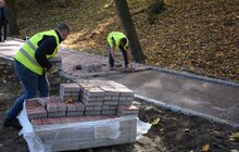 Фото 23: У Личаківському парку тривають ремонтні роботи: облаштовують центральну алею та велодоріжку