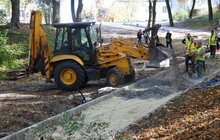 Фото 26: У Личаківському парку тривають ремонтні роботи: облаштовують центральну алею та велодоріжку