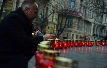 Фото 1: Свічки у центрі Львова - пам'ятаємо про жертв голодоморів