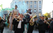 Фото 6: Карнавальною ходою у Львові розпочався «Золотий Лев на вулиці – 2017»