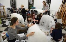 Фото 1: До Китайського нового року у Львові розмальовують 15 скульптур панд