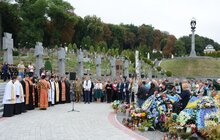 Фото 18: Сьогодні, у День Державного Прапора  України, національний стяг замайорів над могилами новітніх Героїв