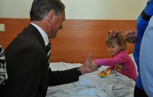 Фото 4: Німецький хірург Клаус Екснер вдруге цьогоріч проведе у Львові низку операцій для дітей та дорослих