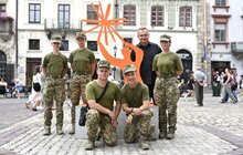 Фото 9: У центрі Львові встановили скульптуру відомого українського митця, присвячену молоді
