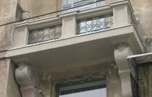Фото 5: На вул. Курбаса, 8 розпочали реставрувати балкон