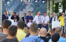 Фото 1: У сквері «На Валах» виставили футбольні трофеї Ліги чемпіонів УЄФА