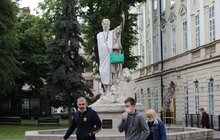 Фото 3: Статуї у центрі Львова одягнули у вишиванки та вишивані маски