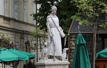 Фото 8: Статуї у центрі Львова одягнули у вишиванки та вишивані маски
