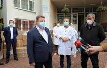 Фото 2: Для медиків Львова передали понад 50 тисяч одиниць засобів захисту