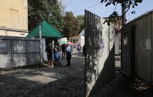 Фото 1: На пішохідній вулиці Старій усувають самовільно встановлені брами, що перешкоджають руху