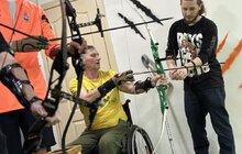 Фото 4: Терапія стрільбою: пацієнти центру НЕЗЛАМНІ стріляють з лука, аби зміцнити м’язи тіла